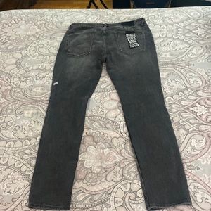 I’m selling this pair of ksubi cuz they’re to big and they’re 100% authentic.